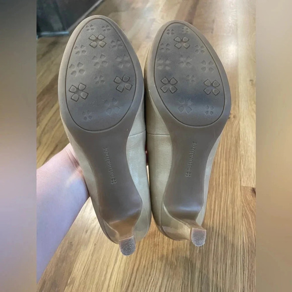 Naturalizer Lennox, Taupe Round Toe Patent Leather Pumps Size 9 - Picture 10 of 11